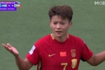 愣住了！王霜得知进球取消后呆在原地，无奈不太理解